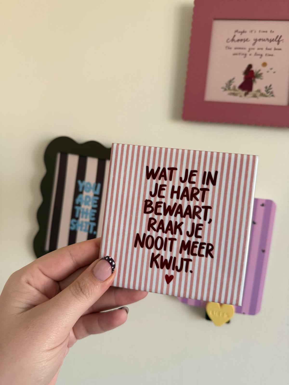 Roze gestreepte tegel met de tekst Wat je in je hart bewaart, raak je nooit meer kwijt, uit de serie Wand & Wonder x Pluck
