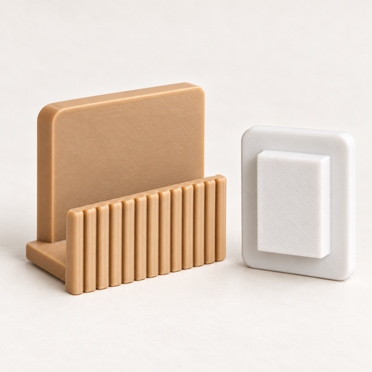 Beige ribbel-tegelhouder en wit muurplaatje, los naast elkaar