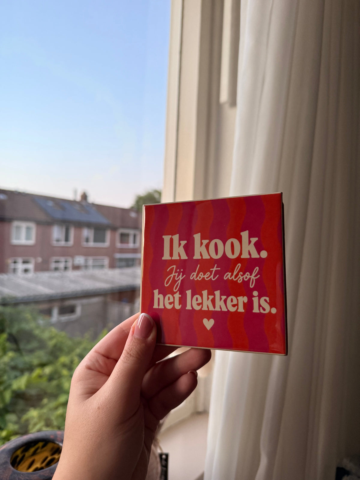 Ik kook. Jij doet alsof het lekker is.