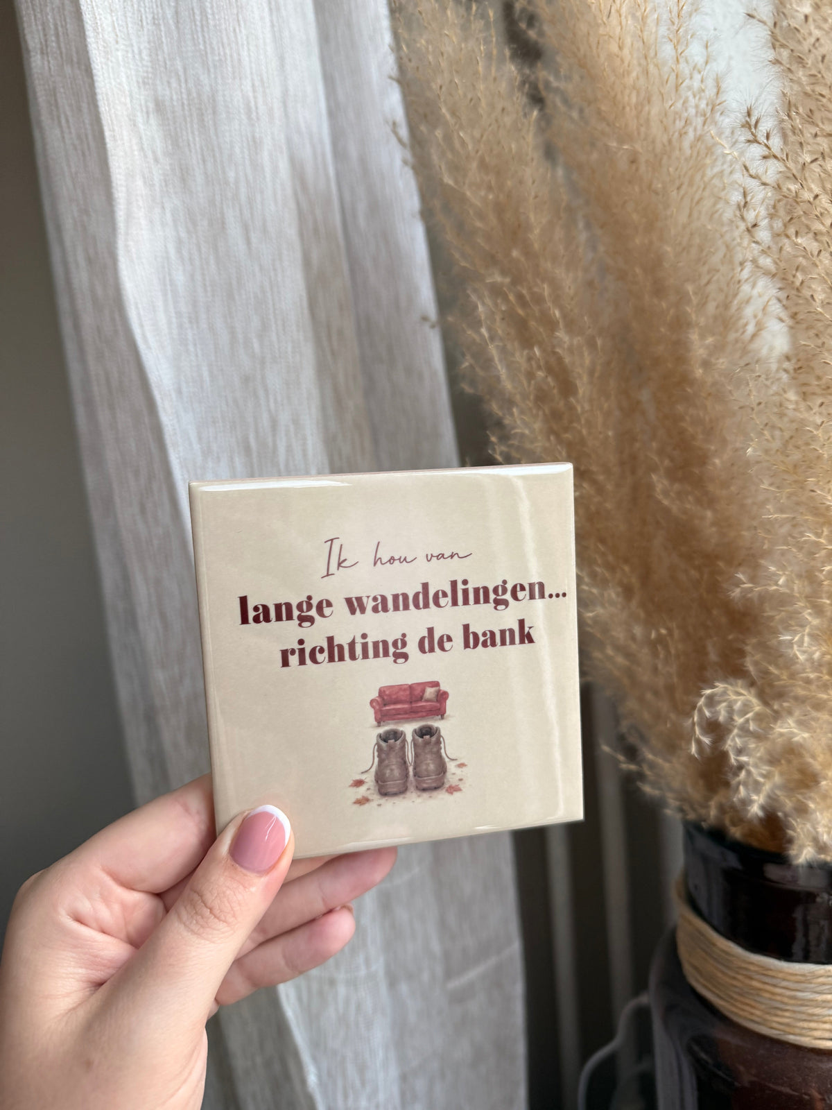 Tegel met tekst ik hou van lange wandelingen richting de bank
