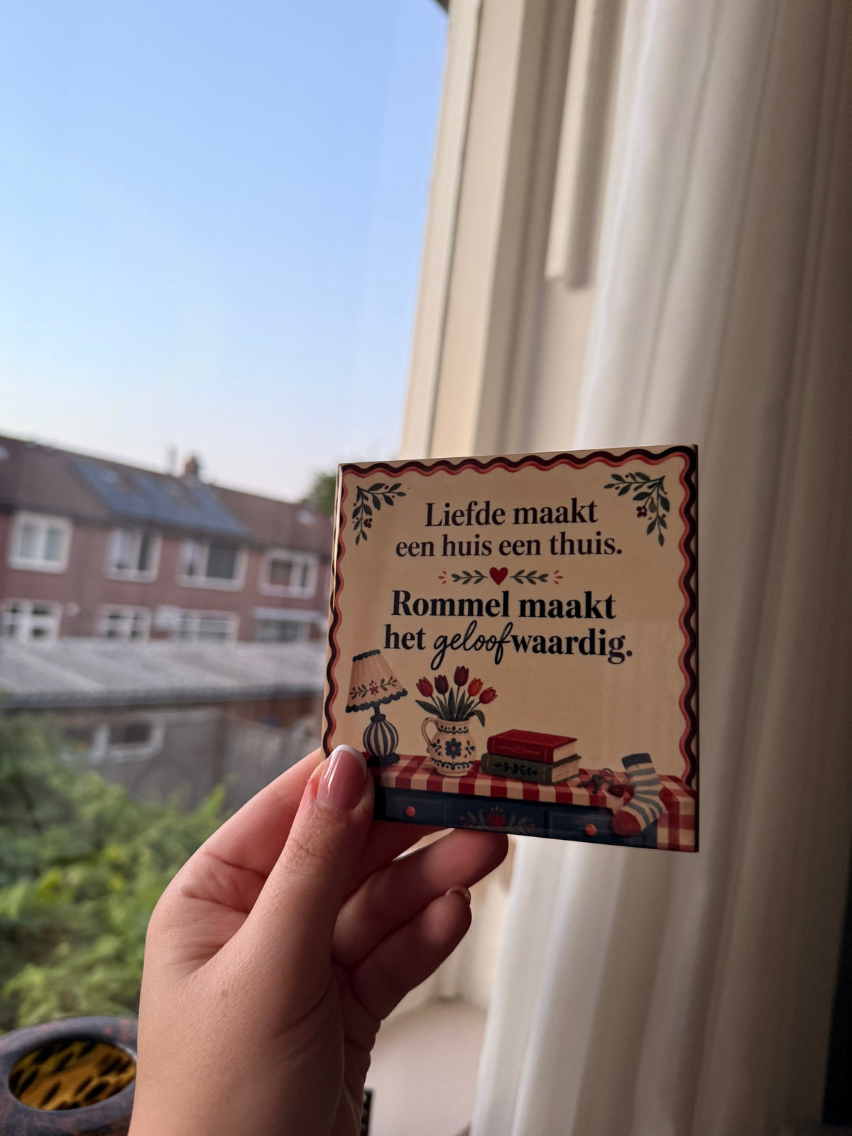 Tegel met tekst: Liefde maakt een huis een thuis. Rommel maakt het geloofwaardig.