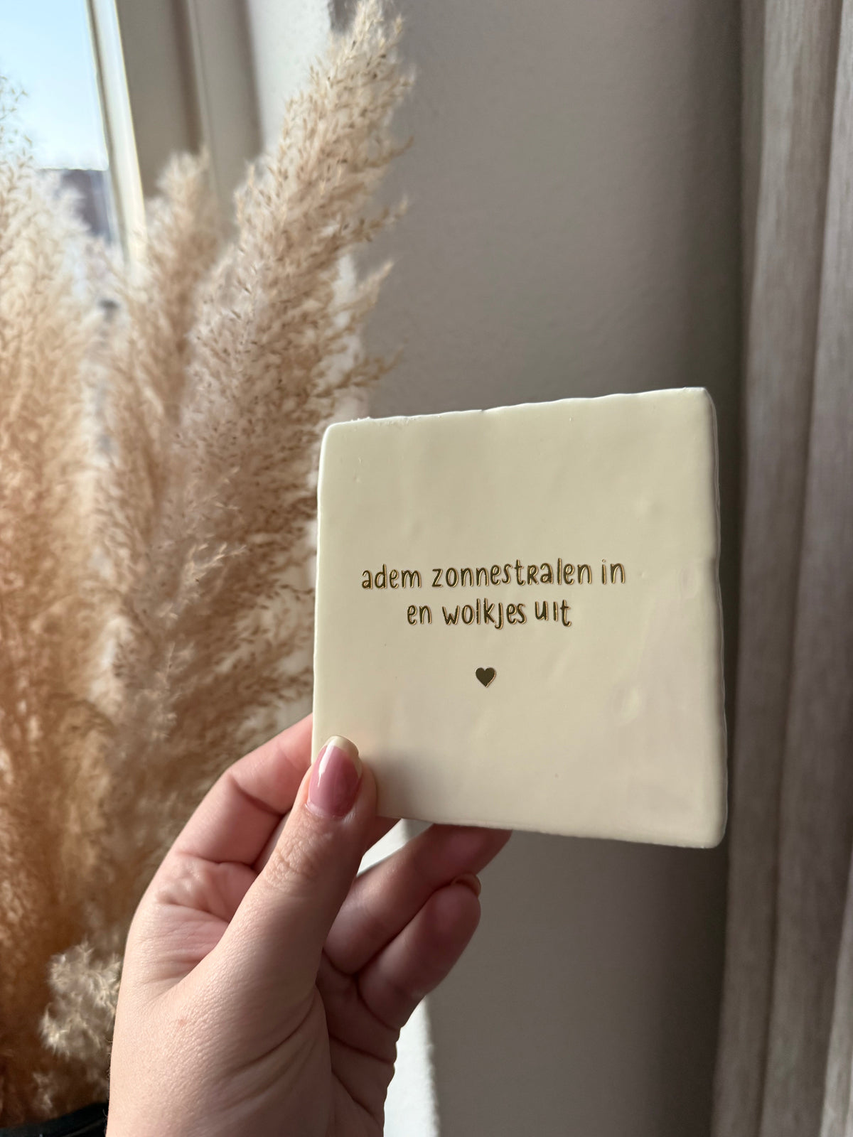 Adem zonnestralen in en wolkjes uit