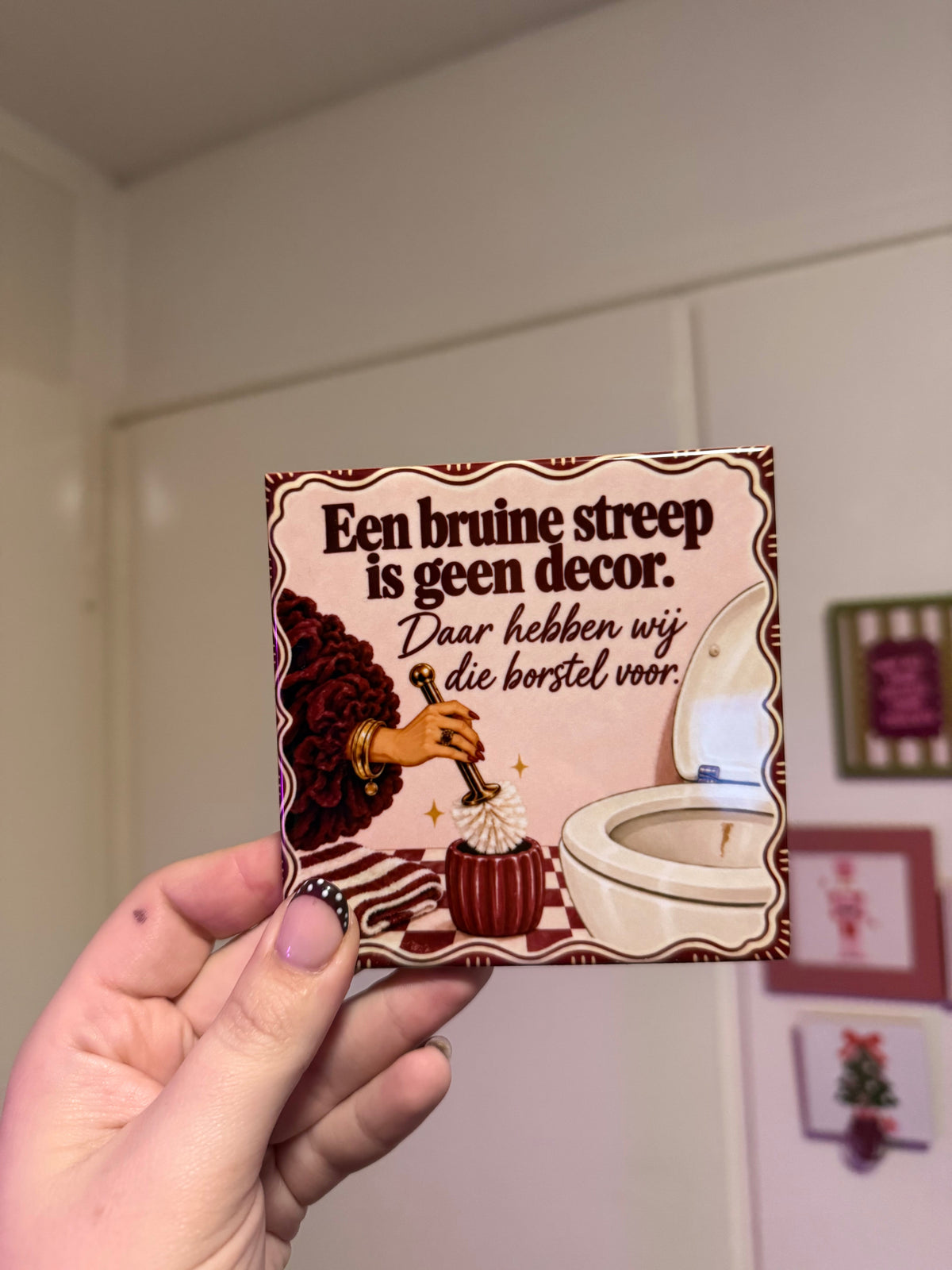 Een bruine streep is geen decor – grappige wc-tegel burgundy