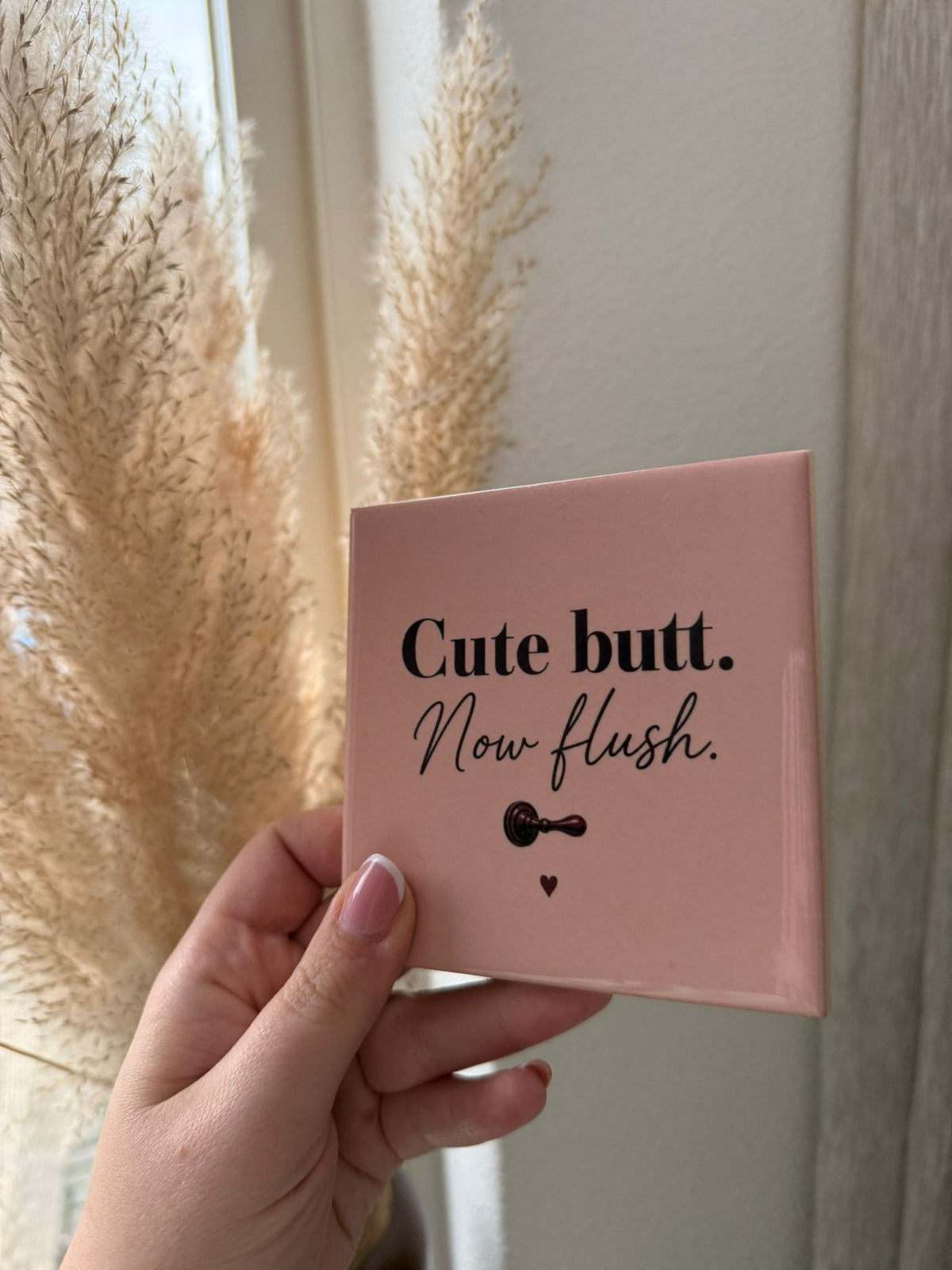 Cute butt. Now flush. tegel – roze tegel met grappige tekst