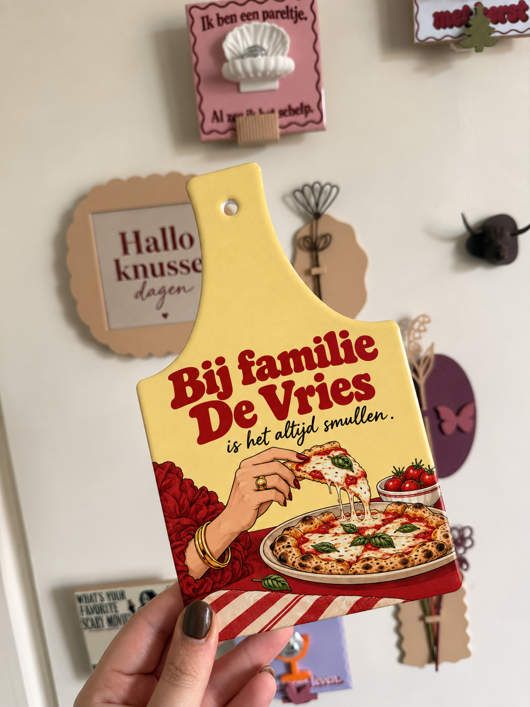Keramieken serveerplankje met tekst Bij Sanne is het altijd smullen en illustratie van kaasplank