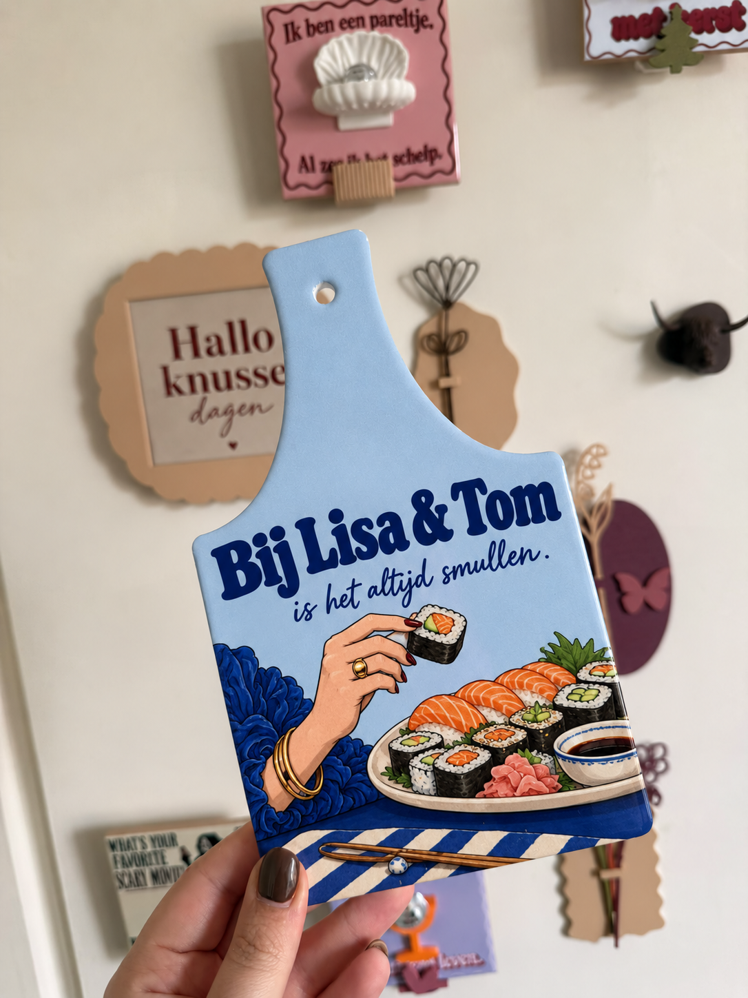 Keramieken serveerplankje met tekst Bij Emma is het altijd smullen en illustratie van taart en macarons