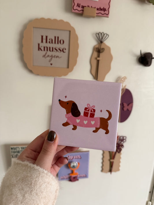 Teckel met kerstcadeautje – roze kersttegel