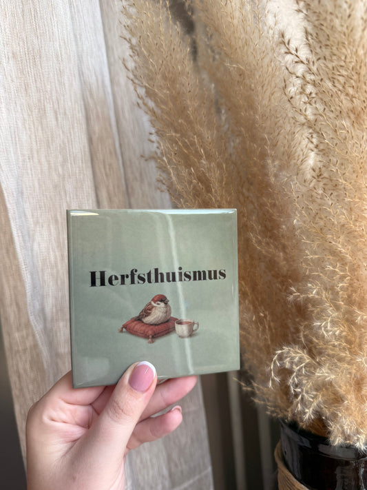 Tegel met tekst Herfsthuismus en illustratie van een musje op een kussen met kopje