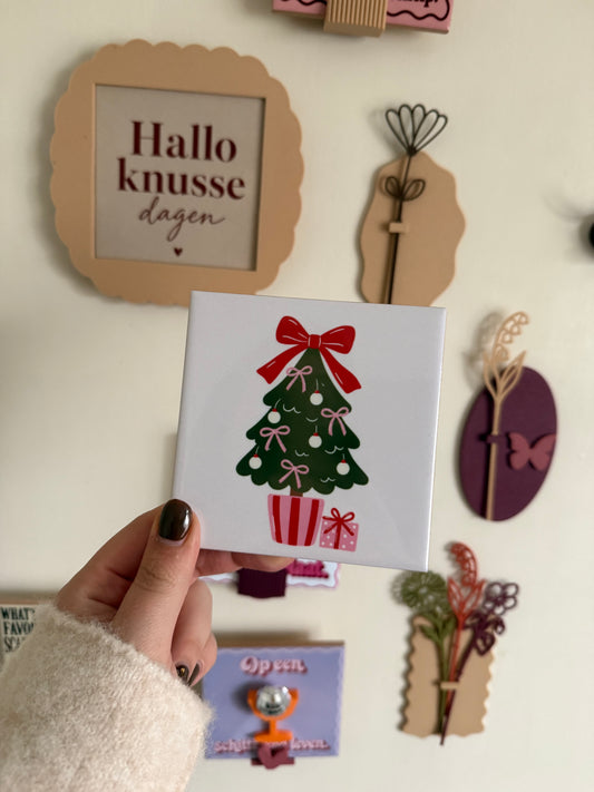 Kerstboom met strik en cadeautje – kersttegel