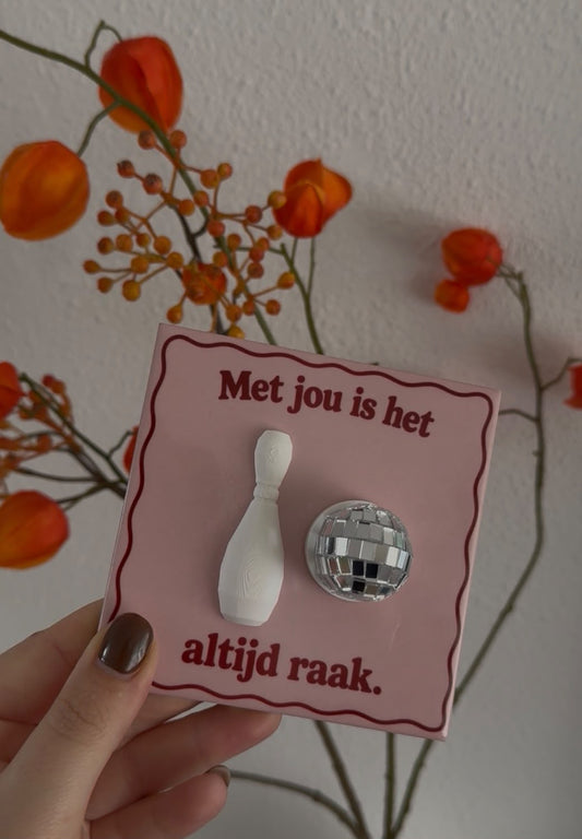Roze tegel met tekst Met jou is het altijd raak, bowlingkegel en spiegelende discobal