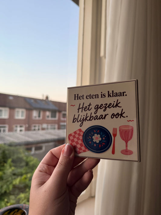Tegel met tekst: Het eten is klaar. Het gezeik blijkbaar ook.