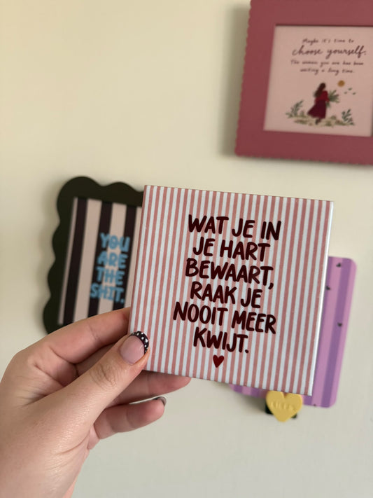 Roze gestreepte tegel met de tekst Wat je in je hart bewaart, raak je nooit meer kwijt, uit de serie Wand & Wonder x Pluck