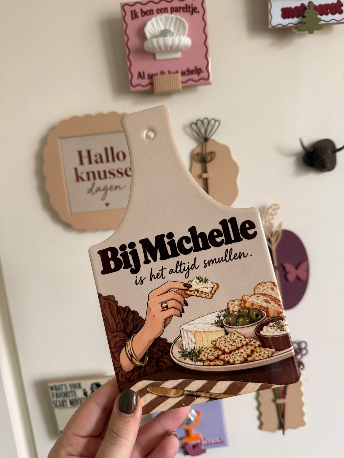 Keramieken serveerplankje met tekst Bij Michelle is het altijd smullen en illustratie van borrelhapjes