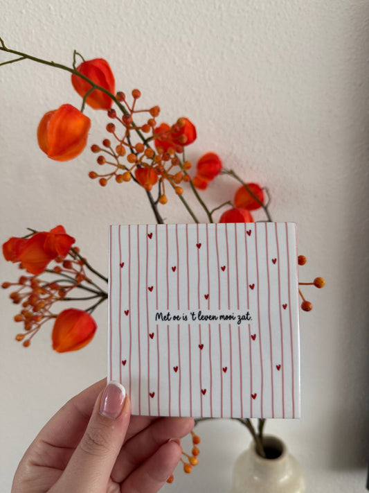 Tegel Met oe is 't leven mooi zat streepjes hartjes - hoogglans 11x11 cm