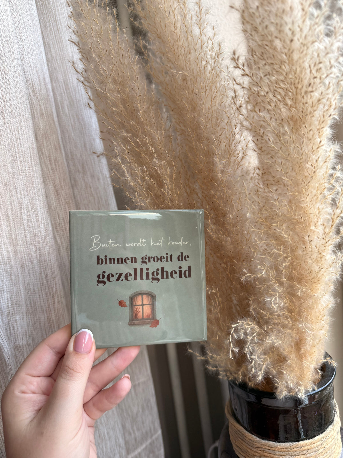 Tegel met tekst buiten wordt het kouder binnen groeit de gezelligheid