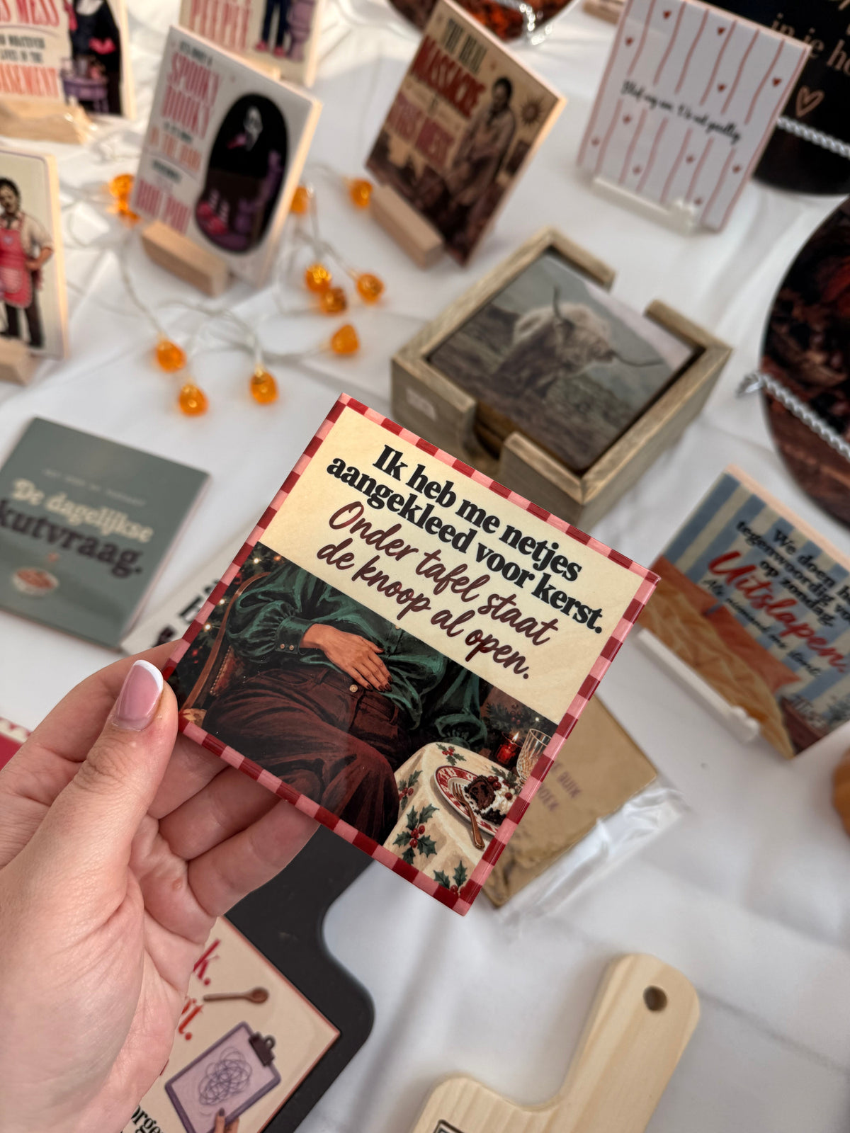 Tegel Ik heb me netjes aangekleed voor kerst onder tafel staat de knoop al open - hoogglans 11x11 cm
