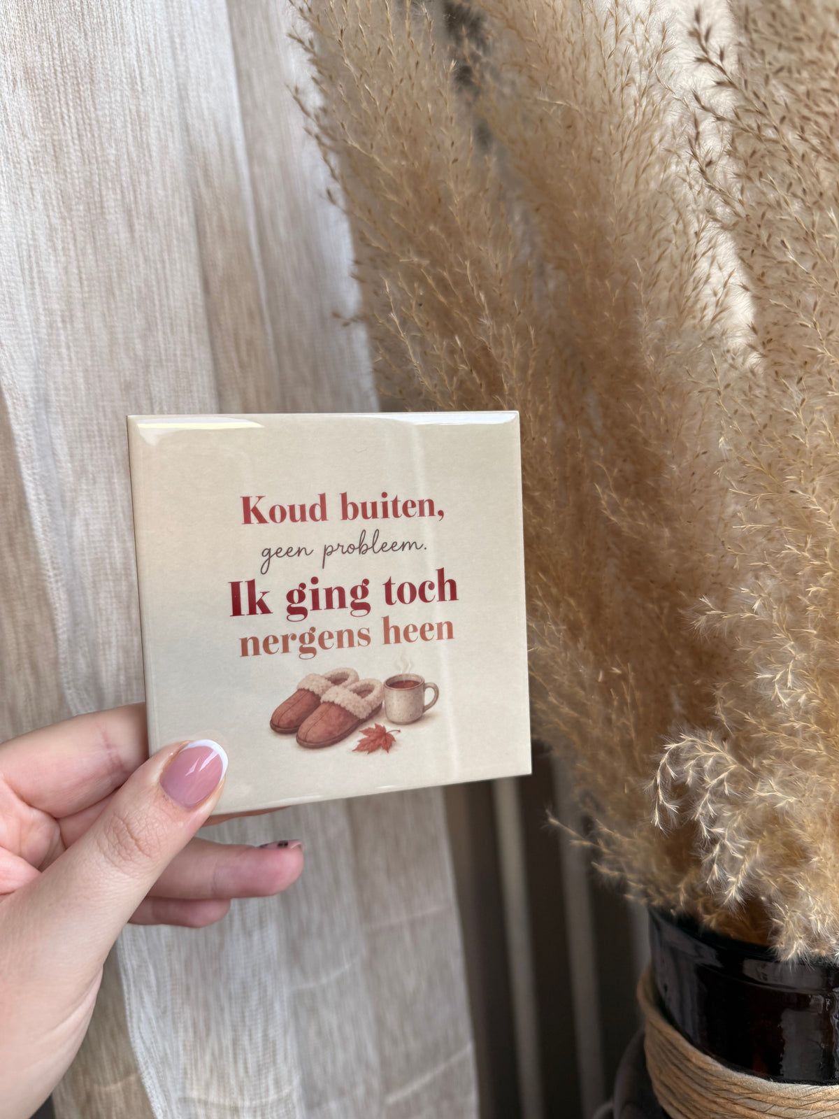 Tegel met tekst koud buiten geen probleem ik ging toch nergens heen met sloffen en mok