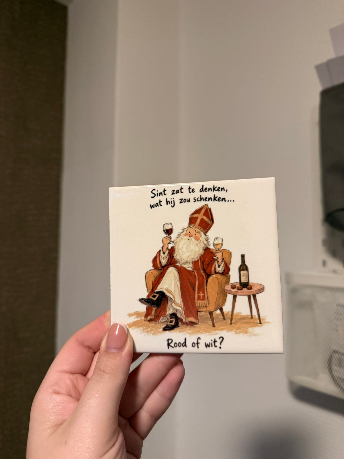 Sint zat te denken, wat hij zou schenken... Rood of wit?