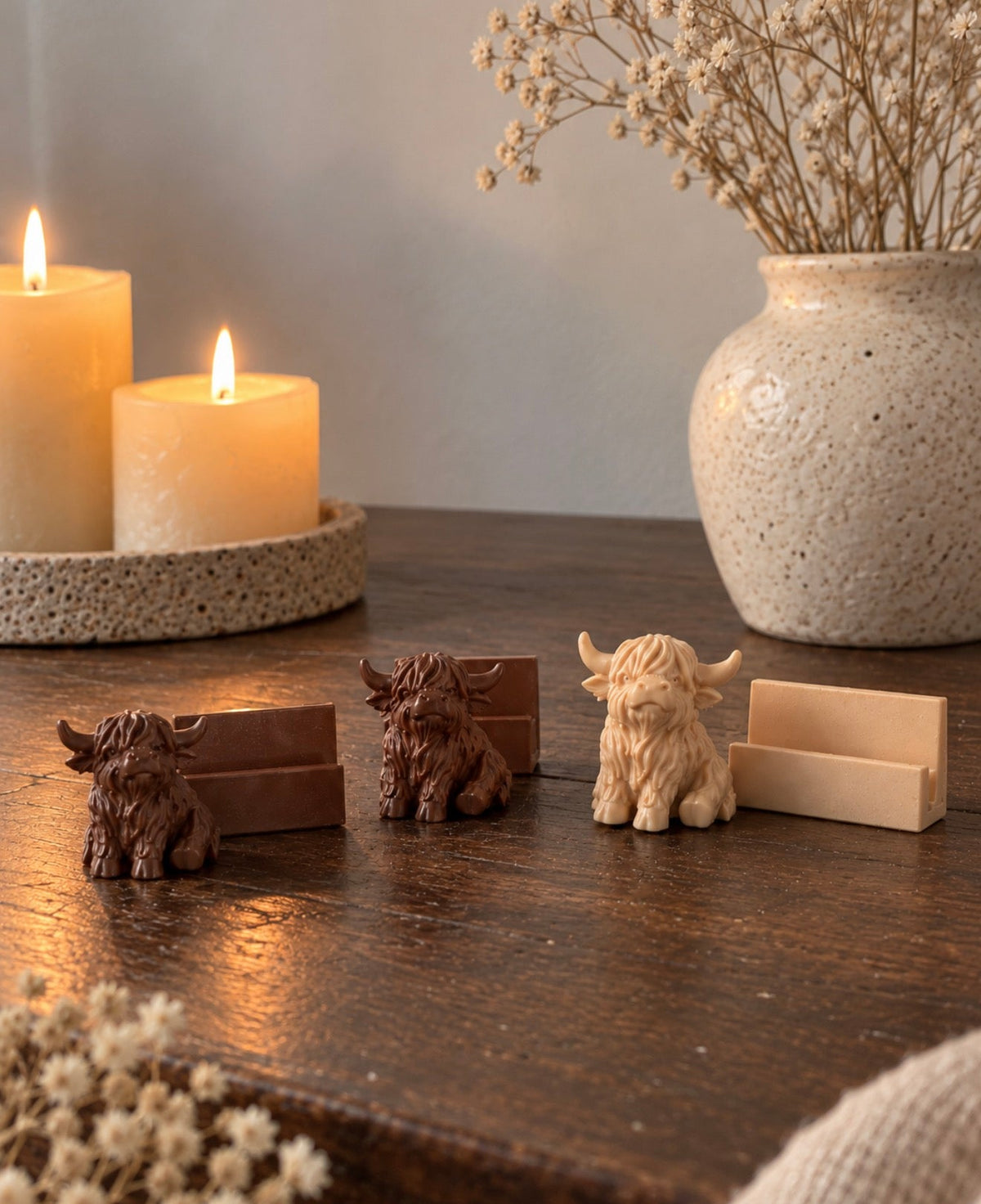 Highland Cow visitekaarthouders in bruin en crème op een houten tafel
