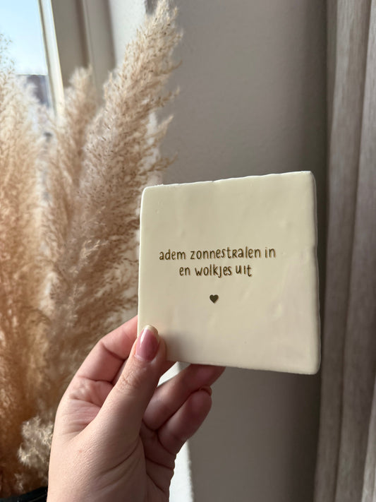 Adem zonnestralen in en wolkjes uit