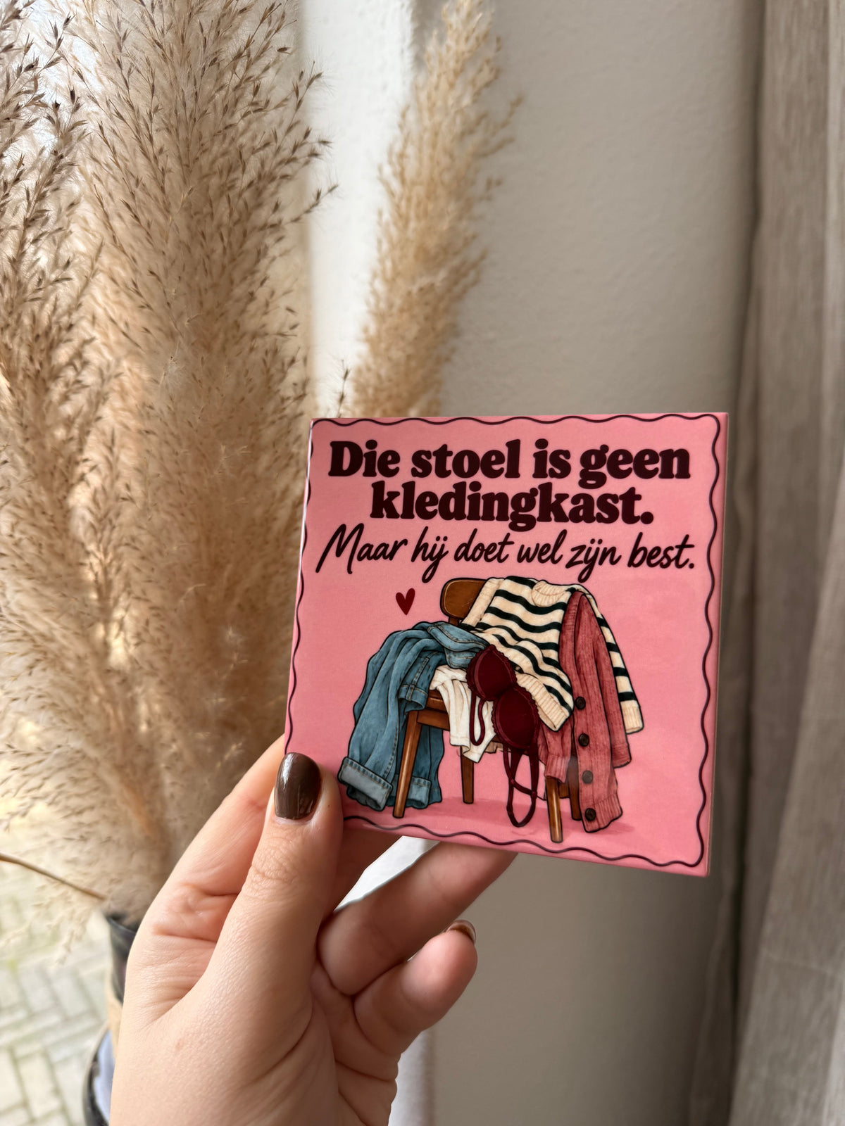 Die stoel is geen kledingkast