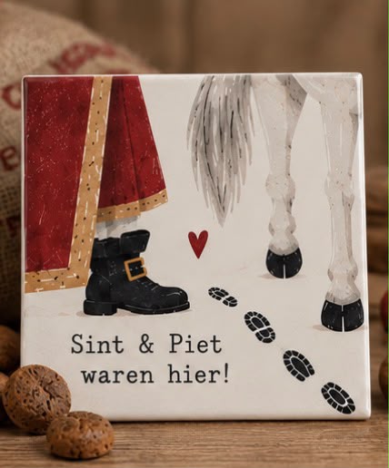 Keramische tegel met Sint zijn mantel, laars, Amerigo en voetafdrukjes – Sint & Piet waren hier!