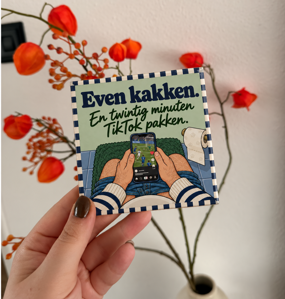 Hoogglans tegeltje met grappige tekst over twintig minuten TikTok kijken op het toilet