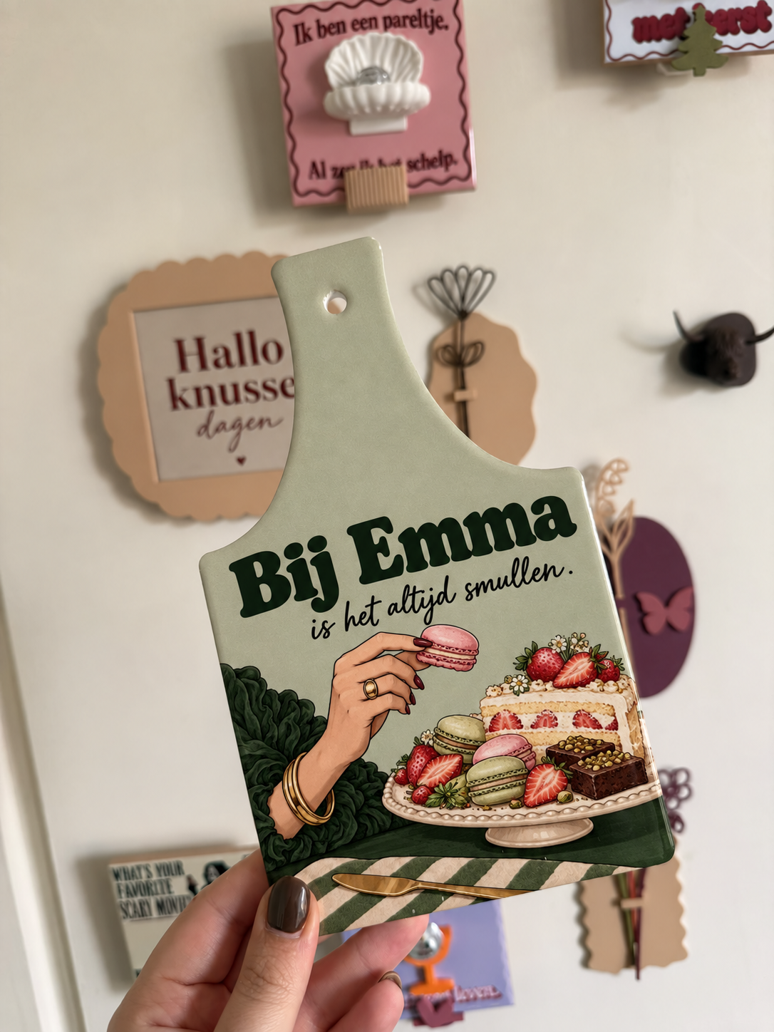 Keramieken serveerplankje met tekst Bij Lisa & Tom is het altijd smullen en illustratie van sushi