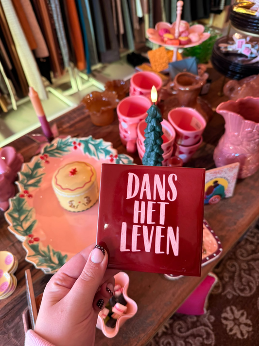 Dieprode hoogglans tegel met lichtroze tekst Dans het leven, uit de serie Wand & Wonder x Pluck